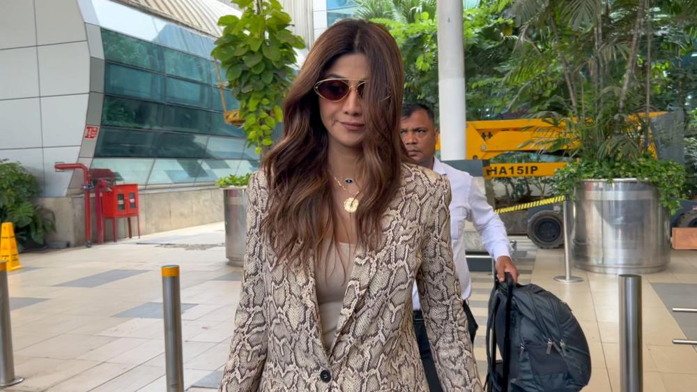 shilpa-shetty-was-spotted-at-t1-airport-arrival-looking-chic-and-graceful-as-always